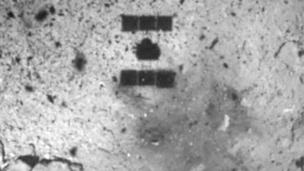 Пока аппарат NASA OSIRIS-REx все еще исследует астероид Бенну, находясь на расстоянии, и готовится к высадке на Бенну с целью забора его грунта, японский зонд «Хаябуса-2» уже собрал образцы.